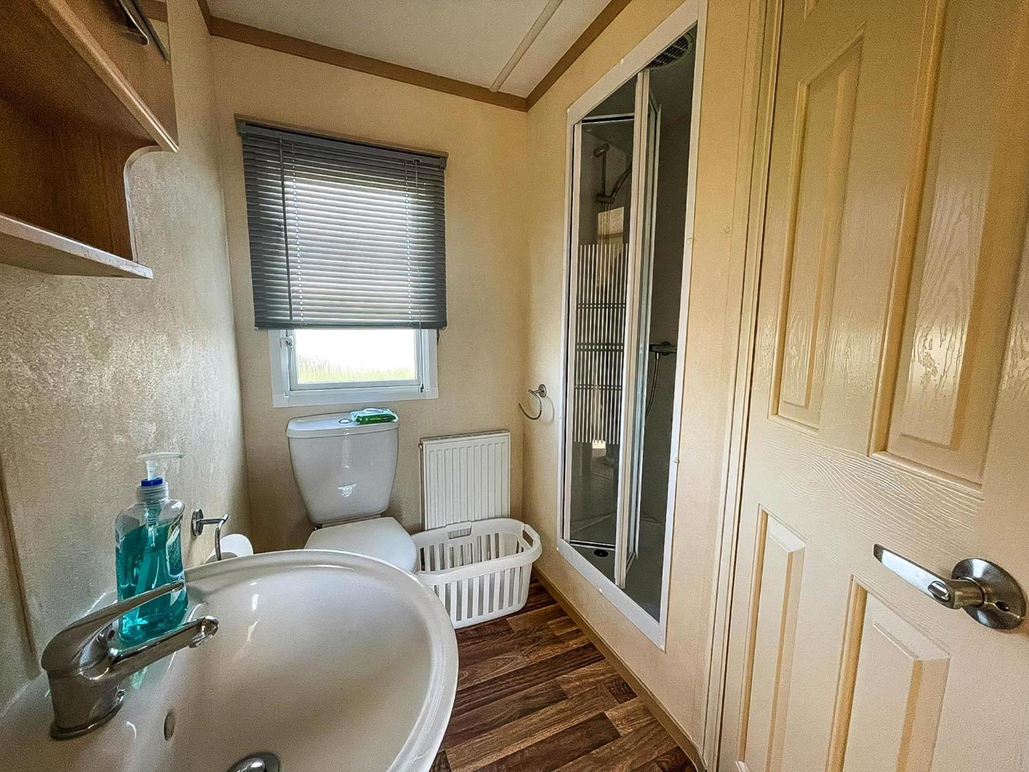 Ref 40035nd - Superb Caravan With Decking Free Wifi At North Denes Campsite