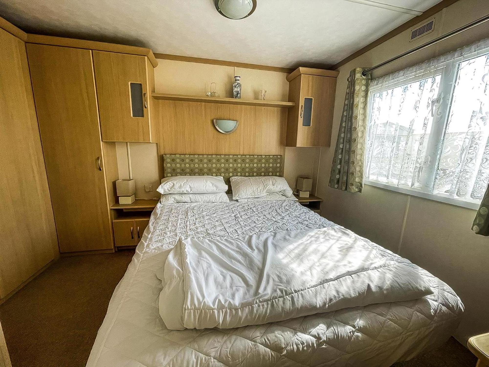 Campsite Ref 40035nd - Superb Caravan With Decking Free Wifi At North Denes