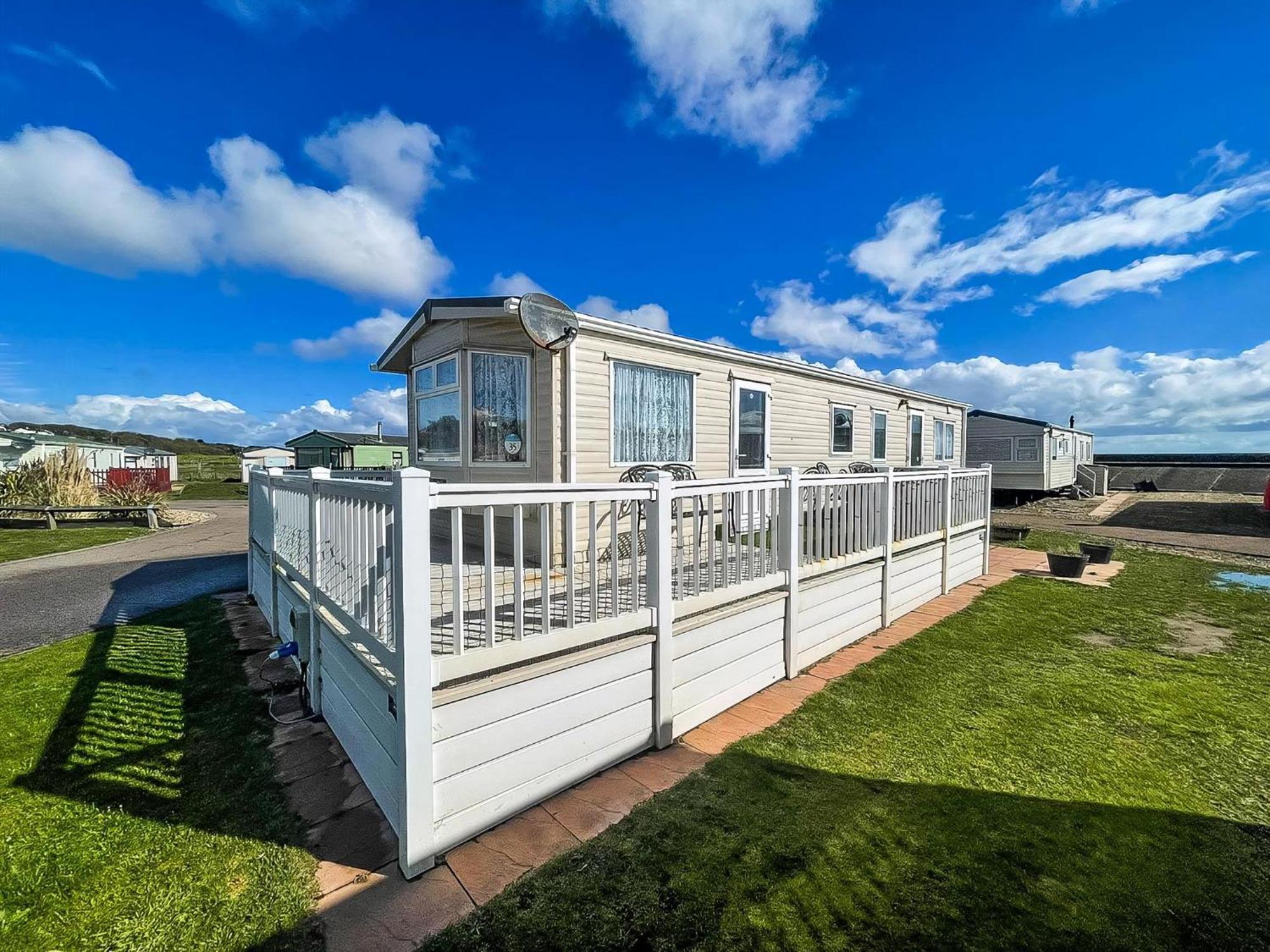Ref 40035nd - Superb Caravan With Decking Free Wifi At North Denes Campsite *