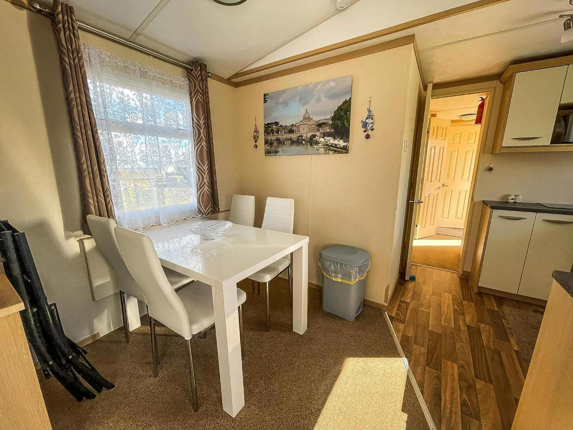 Ref 40035nd - Superb Caravan With Decking Free Wifi At North Denes Campsite Lowestoft