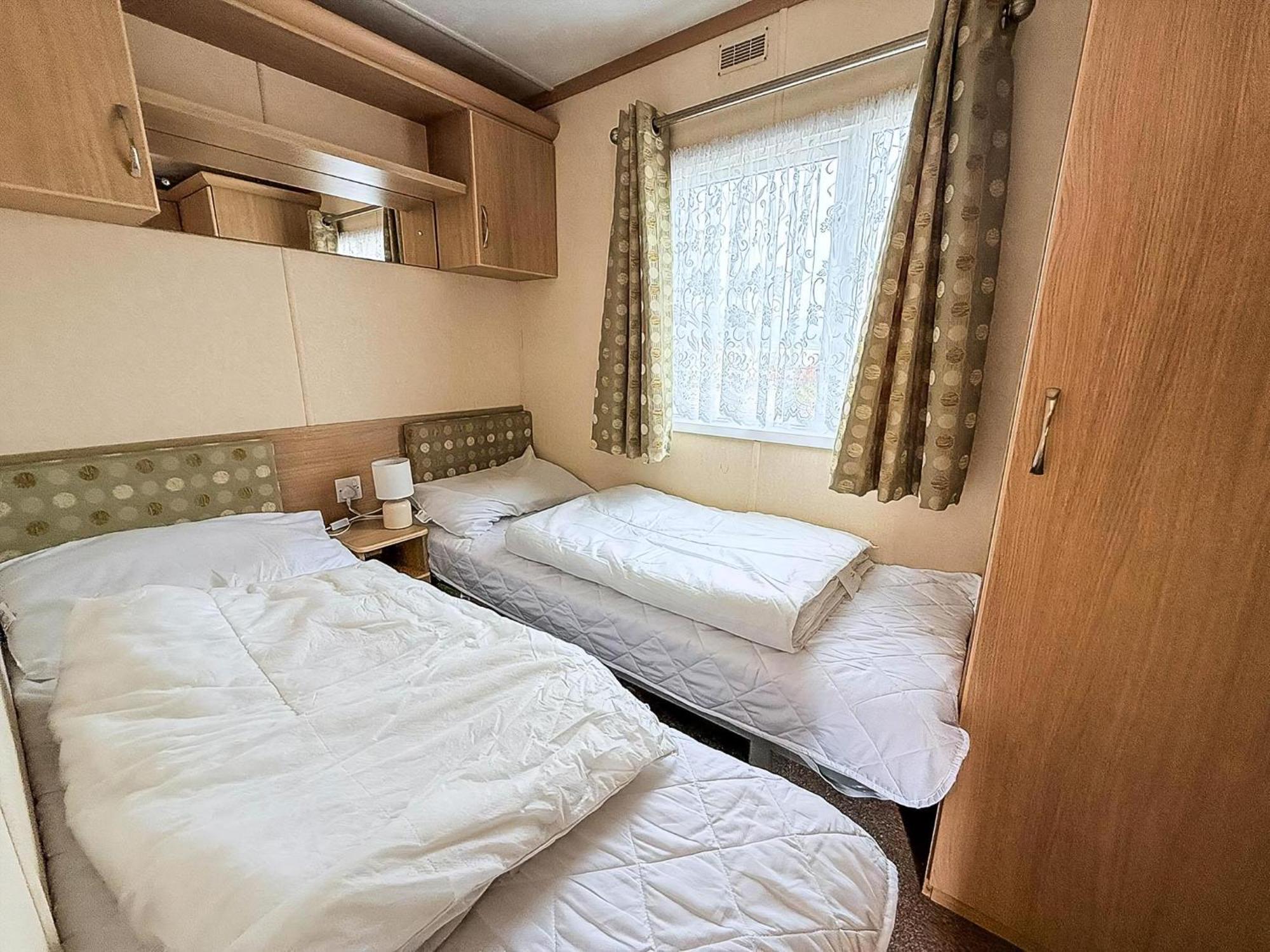 Ref 40035nd - Superb Caravan With Decking Free Wifi At North Denes Campsite Lowestoft