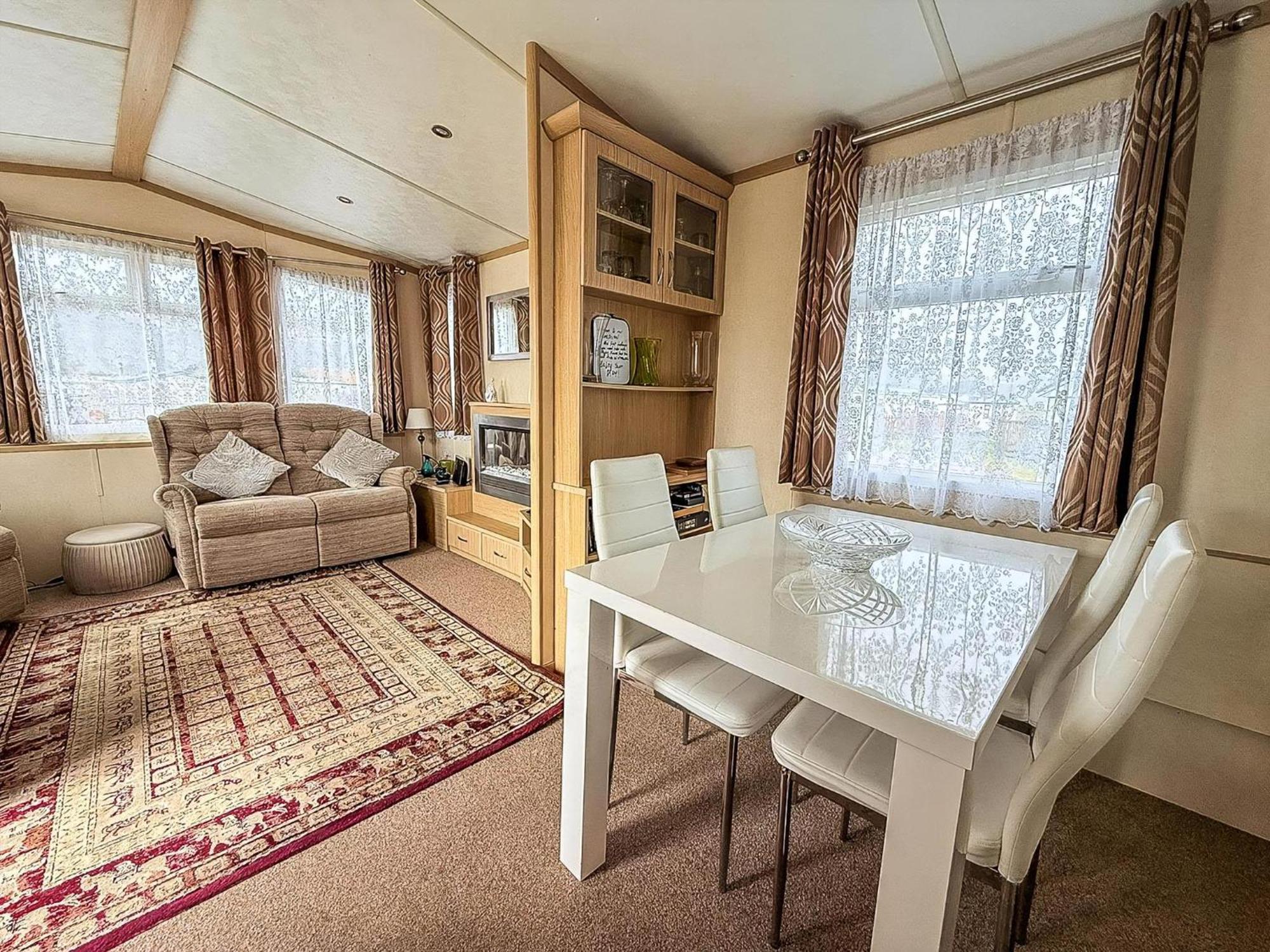 Ref 40035nd - Superb Caravan With Decking Free Wifi At North Denes Lowestoft