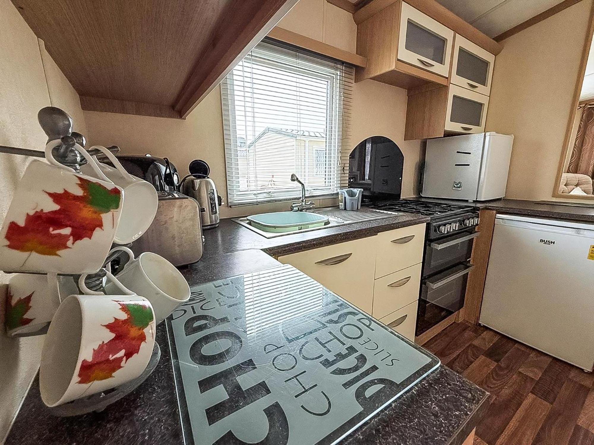 Campsite Ref 40035nd - Superb Caravan With Decking Free Wifi At North Denes