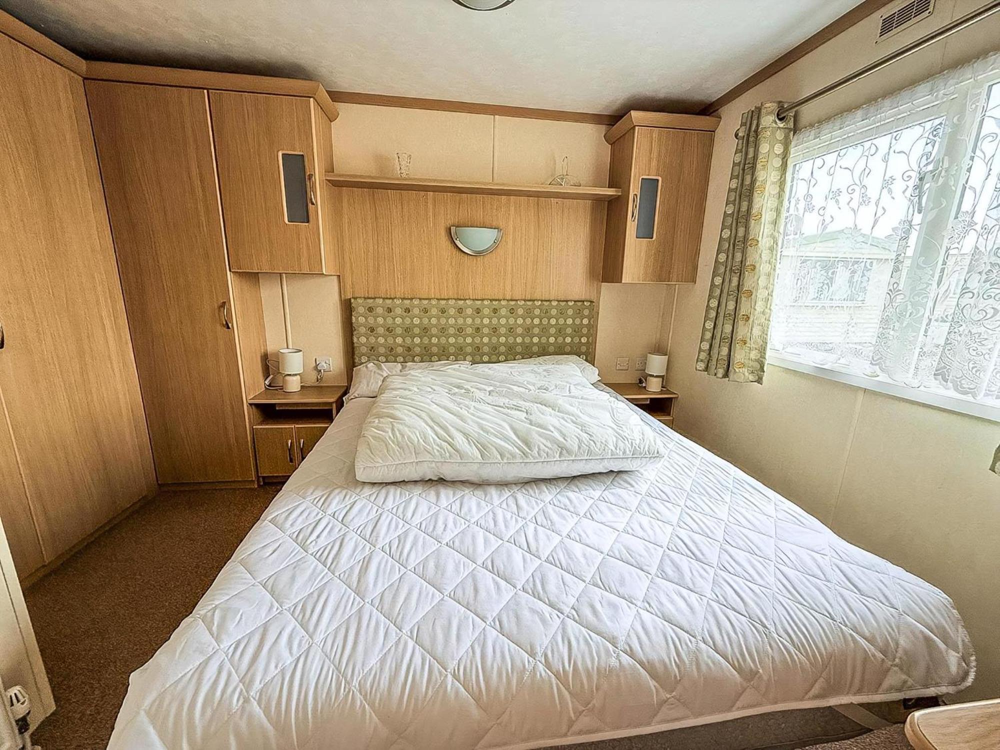 Ref 40035nd - Superb Caravan With Decking Free Wifi At North Denes * Lowestoft