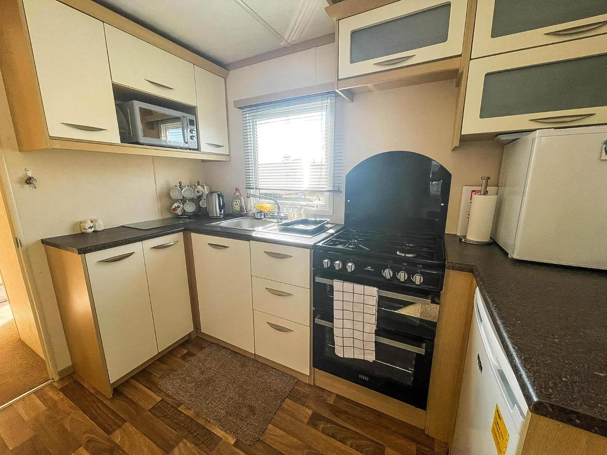 Ref 40035nd - Superb Caravan With Decking Free Wifi At North Denes Lowestoft