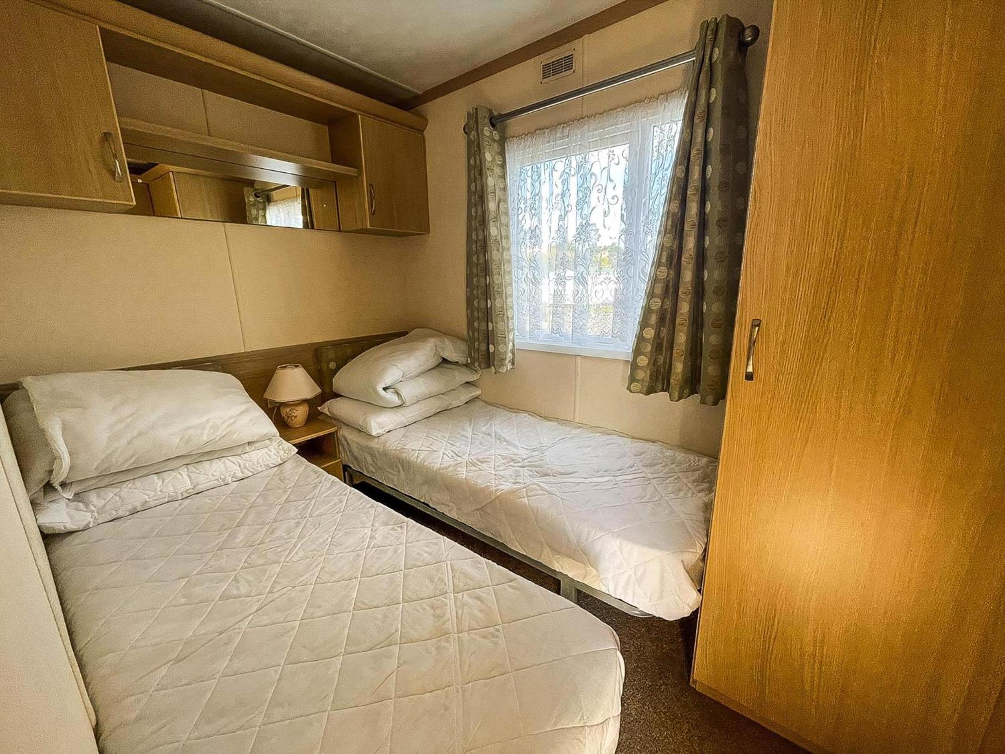Ref 40035nd - Superb Caravan With Decking Free Wifi At North Denes Campsite *