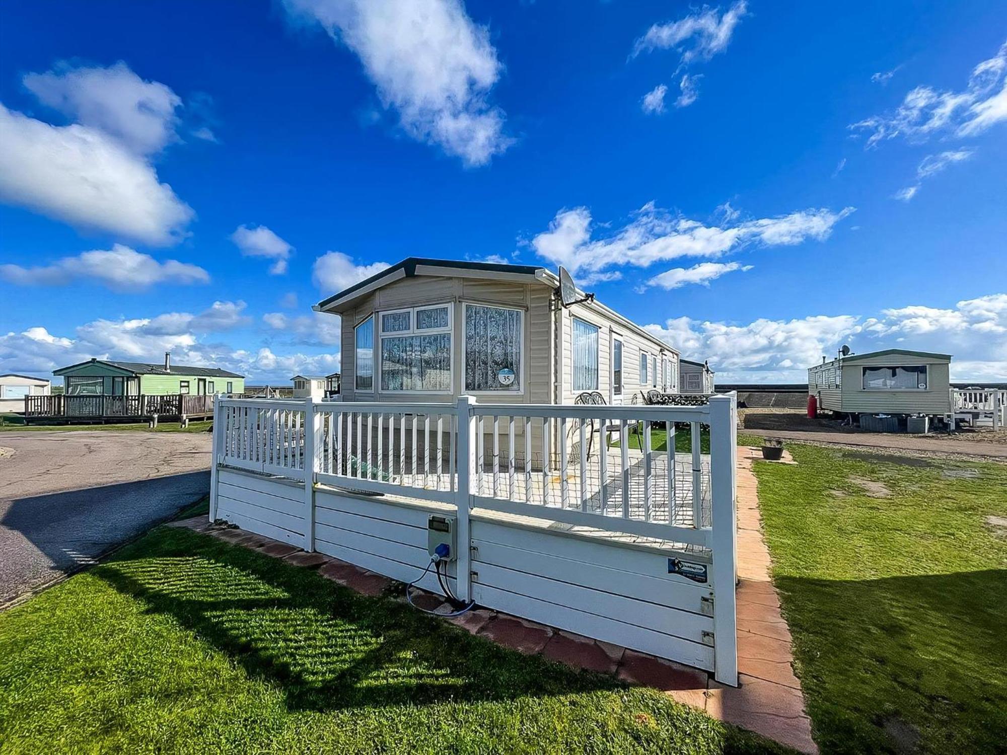 Ref 40035nd - Superb Caravan With Decking Free Wifi At North Denes Campsite Lowestoft