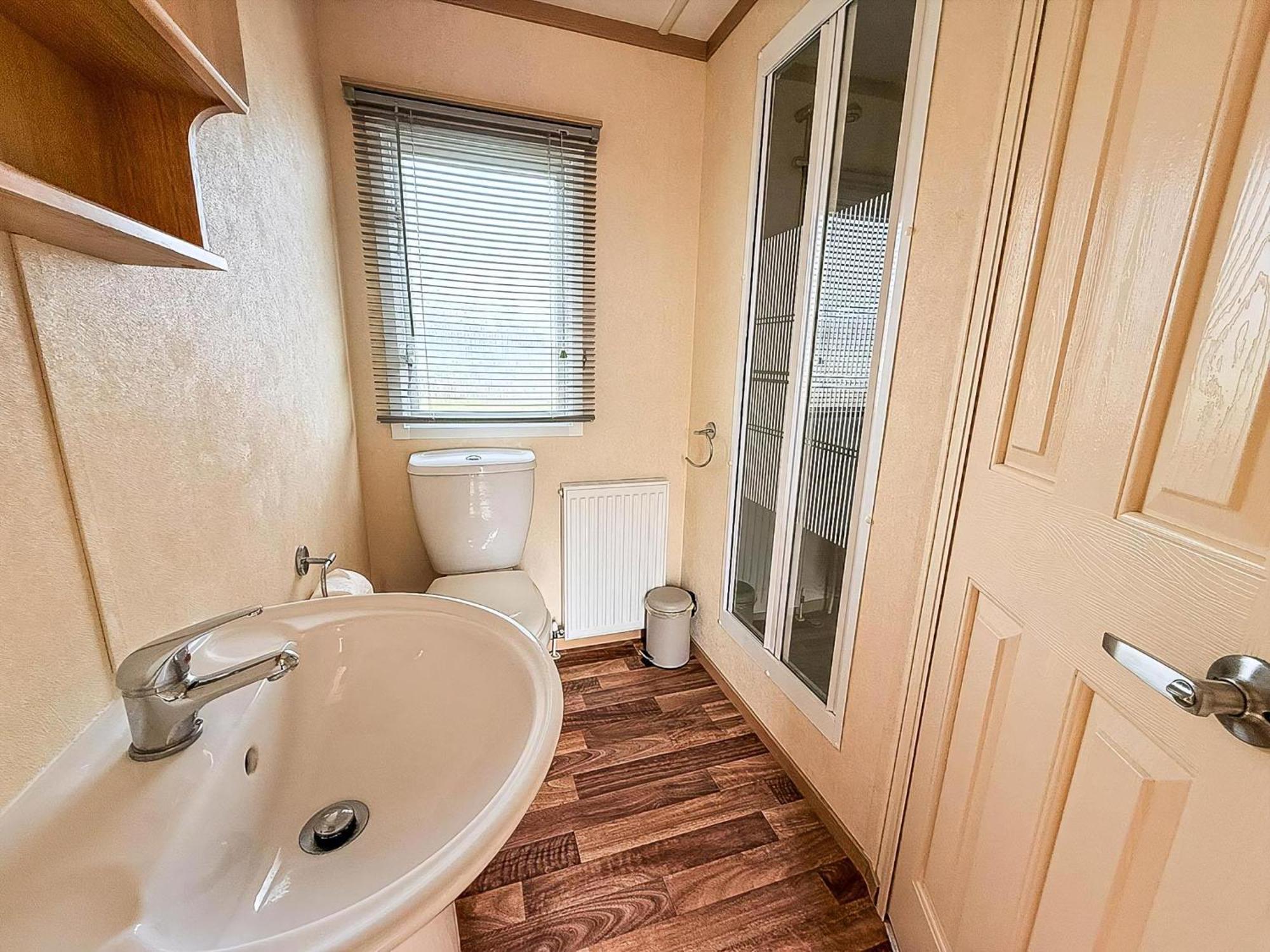 Ref 40035nd - Superb Caravan With Decking Free Wifi At North Denes * Lowestoft