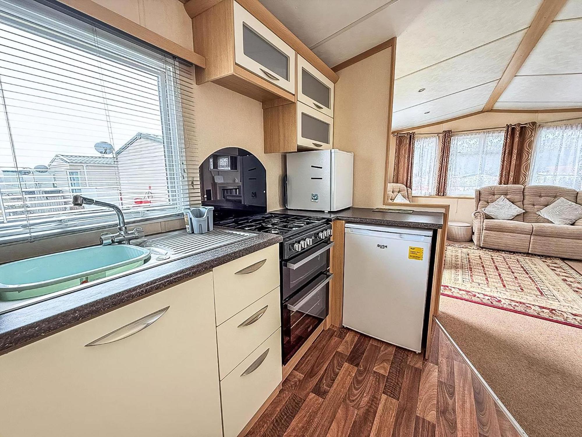 Ref 40035nd - Superb Caravan With Decking Free Wifi At North Denes Campsite *